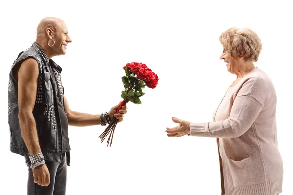 Φαλακρός Αλήτης Δίνει Ένα Μπουκέτο Τριαντάφυλλα Μια Ηλικιωμένη Γυναίκα Απομονωμένη — Φωτογραφία Αρχείου