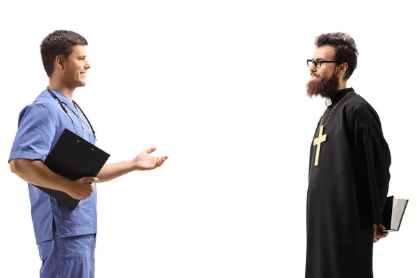 Ιερέας Και Γιατρός Έχουν Μια Συνομιλία Απομονωμένη Λευκό Φόντο — Φωτογραφία Αρχείου