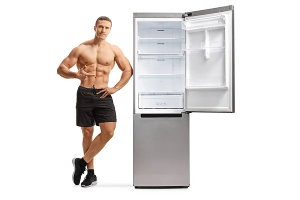Ganztägiges Porträt Eines Oben Ohne Fitnessmodels Das Auf Einen Kühlschrank — Stockfoto