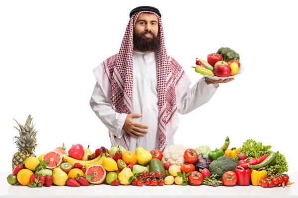 Hombre Árabe Saudí Sonriente Con Plato Una Pila Frutas Verduras — Foto de Stock