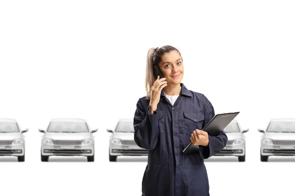 Automechanikerin Einem Autohaus Gespräch Mit Einem Mobiltelefon Auf Weißem Hintergrund — Stockfoto