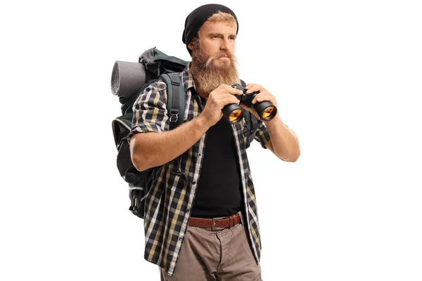 Bärtiger Wanderer Mit Rucksack Und Fernglas Auf Weißem Hintergrund — Stockfoto