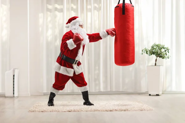 Perfil Longitud Completa Santa Claus Perforando Una Bolsa Boxeo Casa —  Fotos de Stock