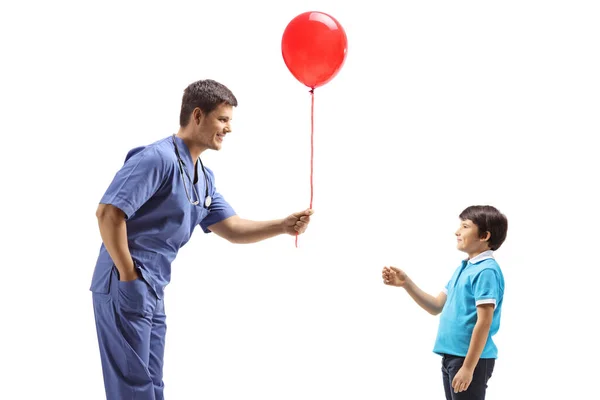 Man Arts Een Blauw Uniform Geven Een Ballon Naar Een — Stockfoto