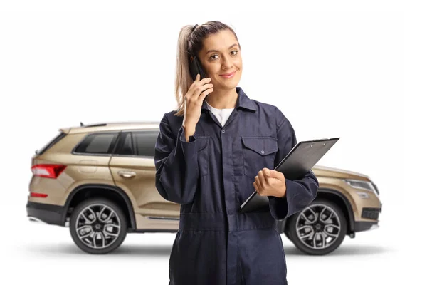 Mecánico Automático Femenino Parado Frente Camioneta Hablando Teléfono Móvil Aislado —  Fotos de Stock