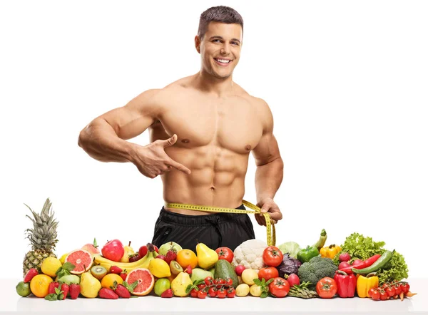 Hombre Musculoso Topless Midiendo Cintura Posando Con Frutas Verduras Saludables — Foto de Stock