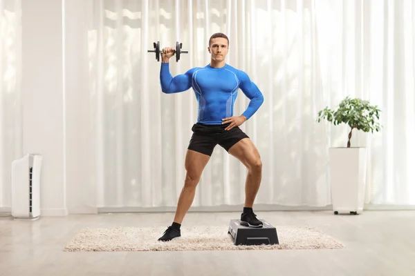 Bodybuilder Trainiert Aerobic Auf Einem Stepper Und Hält Gewichte Hause — Stockfoto