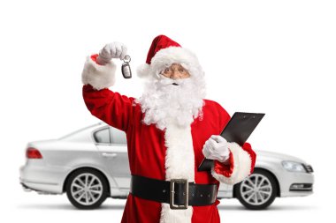 Yeni gümüş rengi arabası olan Noel Baba araba anahtarlarını gösteriyor ve beyaz arka planda izole edilmiş bir pano tutuyor.