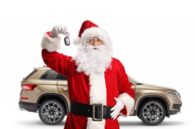 Mutlu noel baba beyaz arka planda izole edilmiş araba anahtarlarını gösteren bir SUV ile