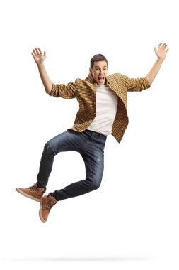 Tişörtlü ve kot pantolonlu heyecanlı genç adam beyaz arka planda izole edilmiş.