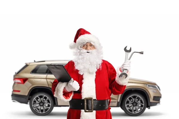 Santa claus, die schlüssel eines autos auf gelbem hintergrund hält