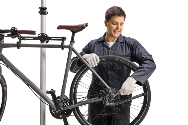 Mecánico Bicicleta Reparando Una Rueda Bicicleta Con Una Llave Aislada —  Fotos de Stock