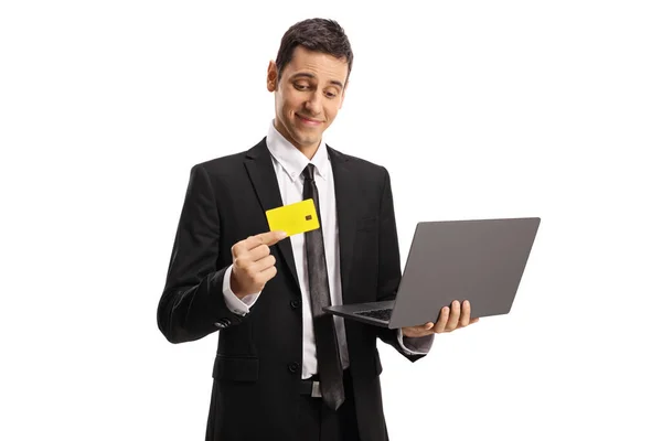 Человек Костюме Кредитной Картой Ноутбуком Белом Фоне — стоковое фото