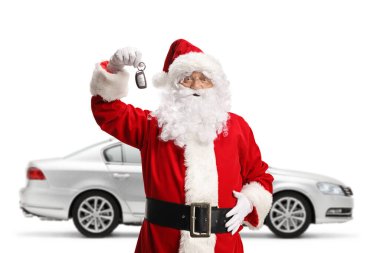 Gümüş renkli arabası olan ve beyaz arka planda izole edilmiş gülümseyen bir Noel Baba.