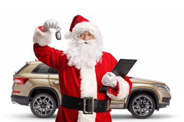 Neşeli Noel Baba 'nın elinde beyaz arka planda izole edilmiş SUV' nin anahtarları var.