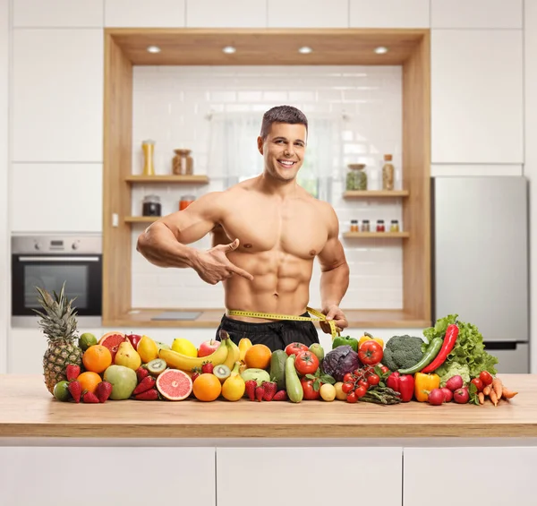 Jovem Homem Musculoso Uma Cozinha Medindo Cintura Posando Com Uma — Fotografia de Stock
