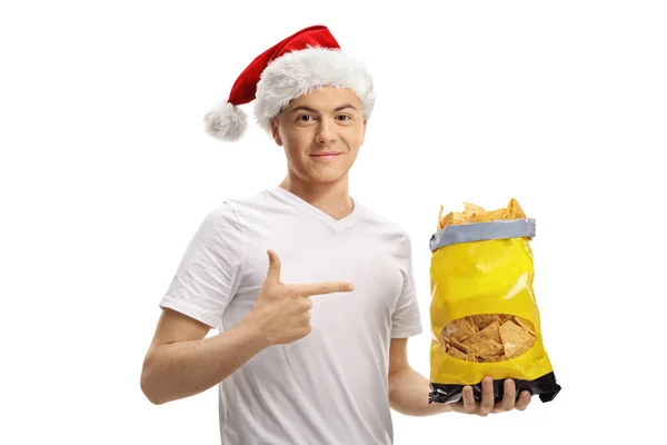 Tonåring Med Tomte Hatt Håller Påse Chips Och Pekar Isolerad — Stockfoto