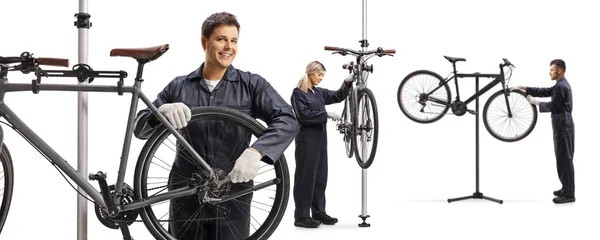 Tienda Reparación Bicicletas Con Trabajadores Que Fijan Bicicletas Aisladas Sobre — Foto de Stock