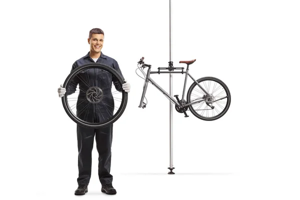 Riparatore Biciclette Con Una Ruota Una Bicicletta Riparazione Appesa Cavalletto — Foto Stock