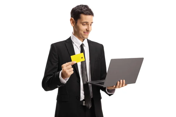 ビジネスマンは白い背景に隔離されたラップトップコンピュータ上のクレジットカードでオンラインショッピング — ストック写真