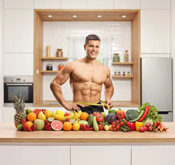 Homem Medindo Sua Cintura Posando Com Uma Pilha Frutas Legumes — Fotografia de Stock
