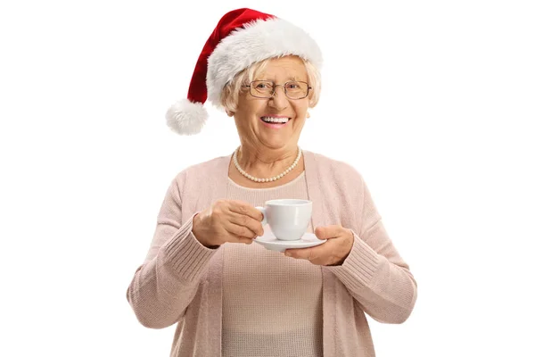 Wesoła Starsza Kobieta Trzyma Kubek Nosi Świąteczny Kapelusz Białym Tle — Zdjęcie stockowe
