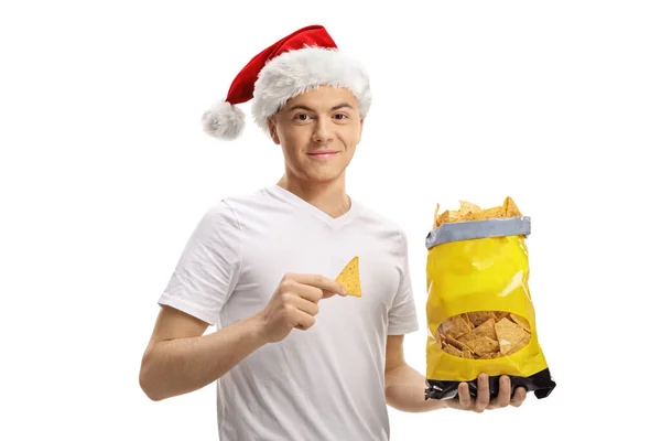 Cara Com Chapéu Papai Noel Segurando Saco Batatas Fritas Apontando — Fotografia de Stock