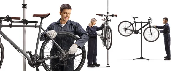 Hombres Una Mujer Uniformes Reparando Bicicletas Aisladas Sobre Fondo Blanco —  Fotos de Stock