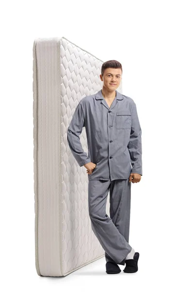 Full Längd Porträtt Ung Man Pyjamas Lutar Sig Mot Madrass — Stockfoto