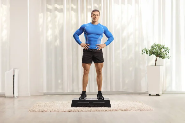 Retrato Comprimento Total Homem Musculoso Sportswear Uma Plataforma Aeróbica Passo — Fotografia de Stock