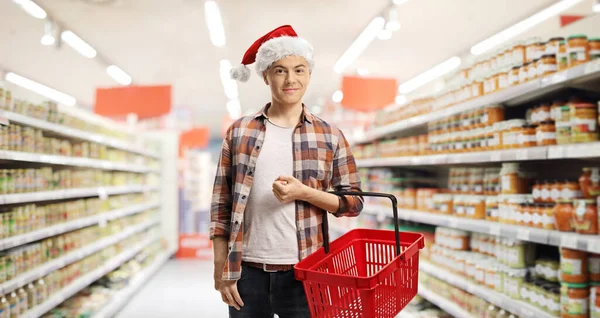 Een Man Een Supermarkt Met Een Kerstmuts — Stockfoto
