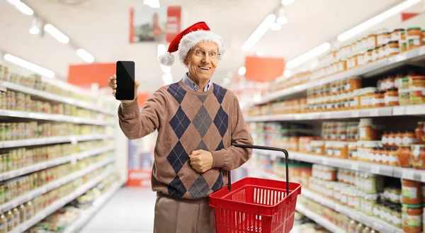 Ηλικιωμένος Πελάτης Φορώντας Ένα Καπέλο Santa Claus Καλάθι Αγορών Ένα — Φωτογραφία Αρχείου
