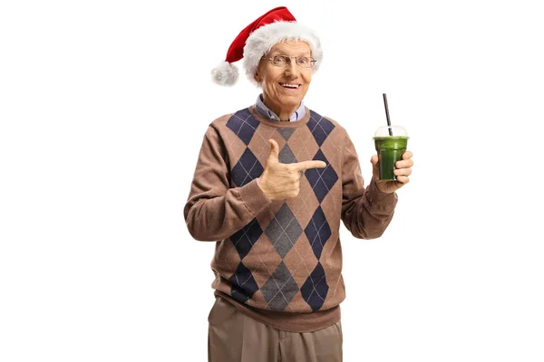 一个快乐的老人 戴着三塔帽 喝着健康的绿色冰沙酒 背景是白色的 — 图库照片