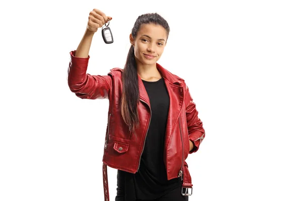 年轻的混血女子 手持一把白色背景隔离的车钥匙 — 图库照片