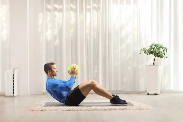 Jongeman Sportkleding Die Thuis Traint Met Een Bal Vloer — Stockfoto