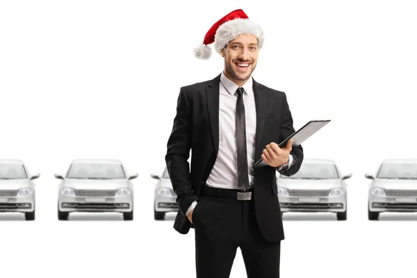 Autohändler Mit Autos Die Ein Klemmbrett Halten Und Einen Weihnachtsmann — Stockfoto