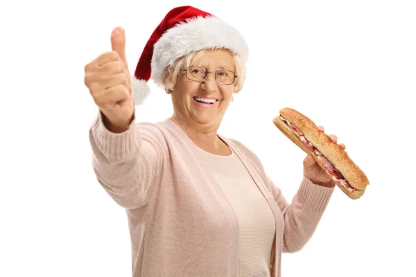 Glückliche Ältere Frau Mit Sandwich Daumen Hoch Und Weihnachtsmütze Auf — Stockfoto