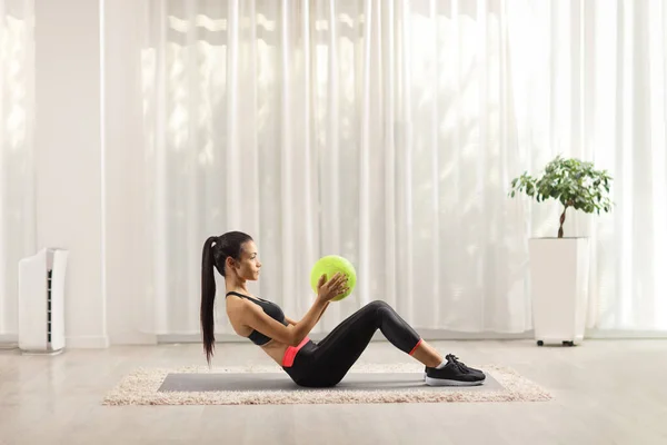 Молодая Женщина Упражнениях Мячом Полу Дома — стоковое фото