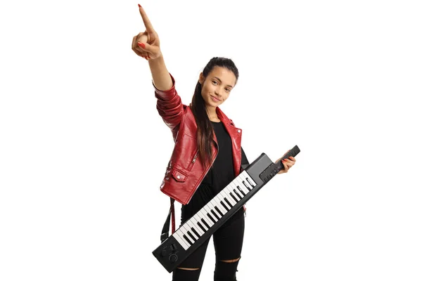 Ung Kvinna Skinnjacka Med Keytar Synthesizer Pekar Upp Isolerad Vit — Stockfoto