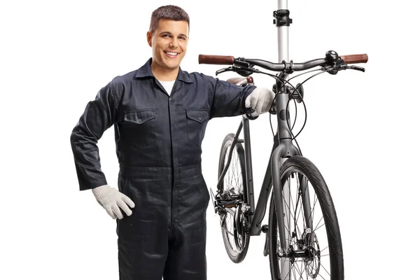 Smiling Reparador Com Uma Bicicleta Suporte Isolado Fundo Branco — Fotografia de Stock