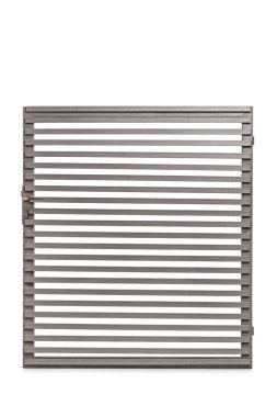 Beyaz arka planda izole edilmiş gümüş metal ızgara kapısının stüdyo görüntüsü.