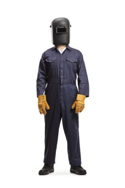 Üniformalı bir kaynakçının tam boy portresi ve beyaz arka planda izole edilmiş koruyucu bir maske.