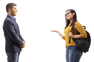 El kol hareketi yapan ve beyaz arka planda izole edilmiş bir adamla konuşan bir kız öğrenci.