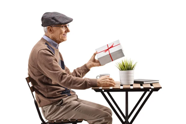 Homem Idoso Sentado Café Segurando Presente Isolado Fundo Branco — Fotografia de Stock