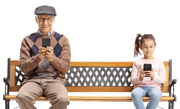 Starší Muž Dítě Sedí Lavičce Používají Chytré Telefony Izolované Bílém — Stock fotografie