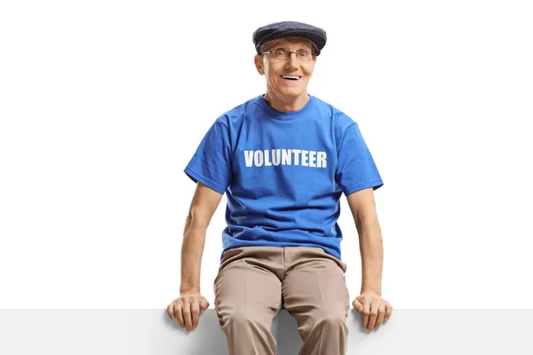 Uomo Anziano Volontario Seduto Pannello Bianco Isolato Sfondo Bianco — Foto Stock