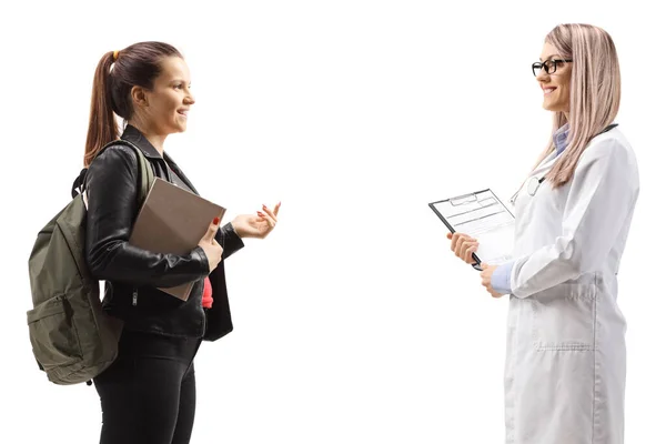 Médica Sorridente Estudante Tendo Uma Conversa Isolada Fundo Branco — Fotografia de Stock