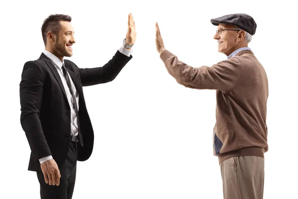 年轻的商人与一位身材高大 身材矮小 身材矮小的老人作了个手势 — 图库照片