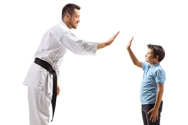 Hombre Kimono Karate Haciendo Gesto Chocante Con Niño Aislado Sobre —  Fotos de Stock