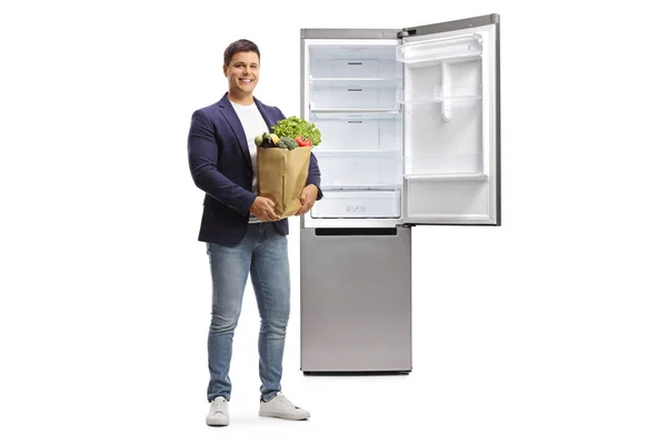Портрет Молодого Человека Пакетом Продуктов Холодильником Белом Фоне — стоковое фото